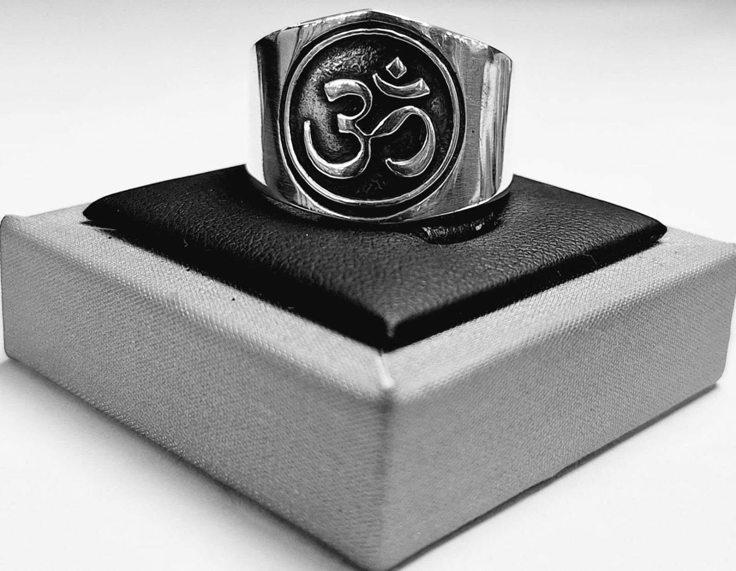 ANILLO SIMBOLO OM EN PLATA LEY 925