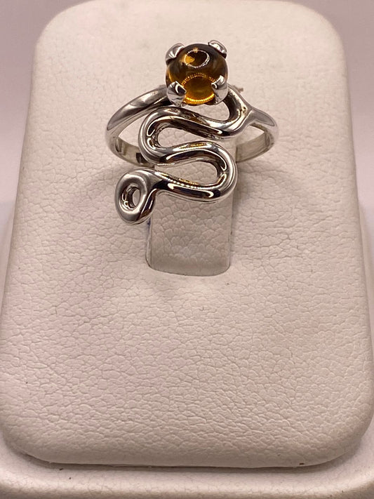 Anillo Artesanal de Plata Ley 925 con Piedra Ámbar, vista frontal