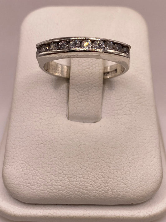 Anillo Clásico con Zirconias Brillantes en Plata Ley 925, vista frontal