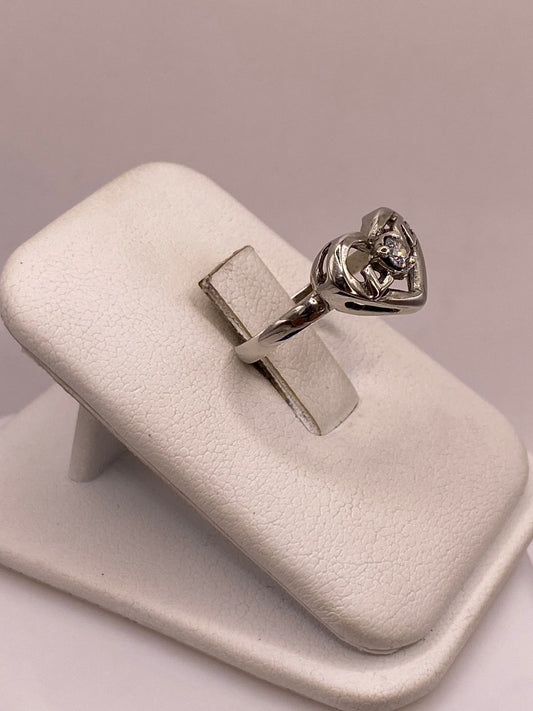 Anillo de Corazón Love en Plata Ley 925 con Zirconia Blanca, vista frontal
