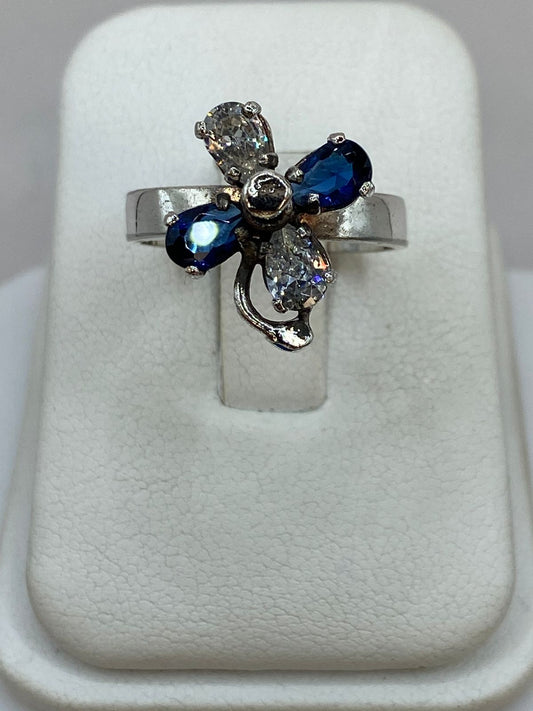 Anillo con Flor Giratoria en Plata 925, vista frontal