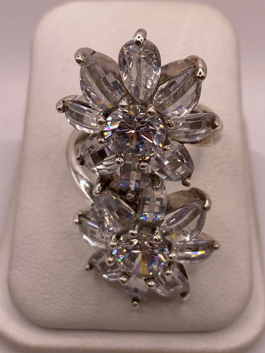 Anillo floral doble de plata .925 con circonias transparentes puesto en mano femenina — artesanal Taxco, para ella