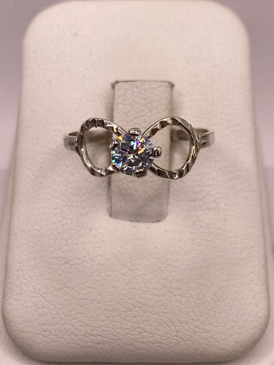 Anillo Infinito con Zirconia Brillante en Plata Ley 926, vista frontal