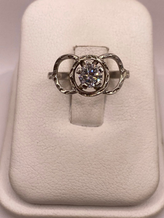 Anillo Moderno con Zirconia Brillante en Plata Ley 925, vista frontal