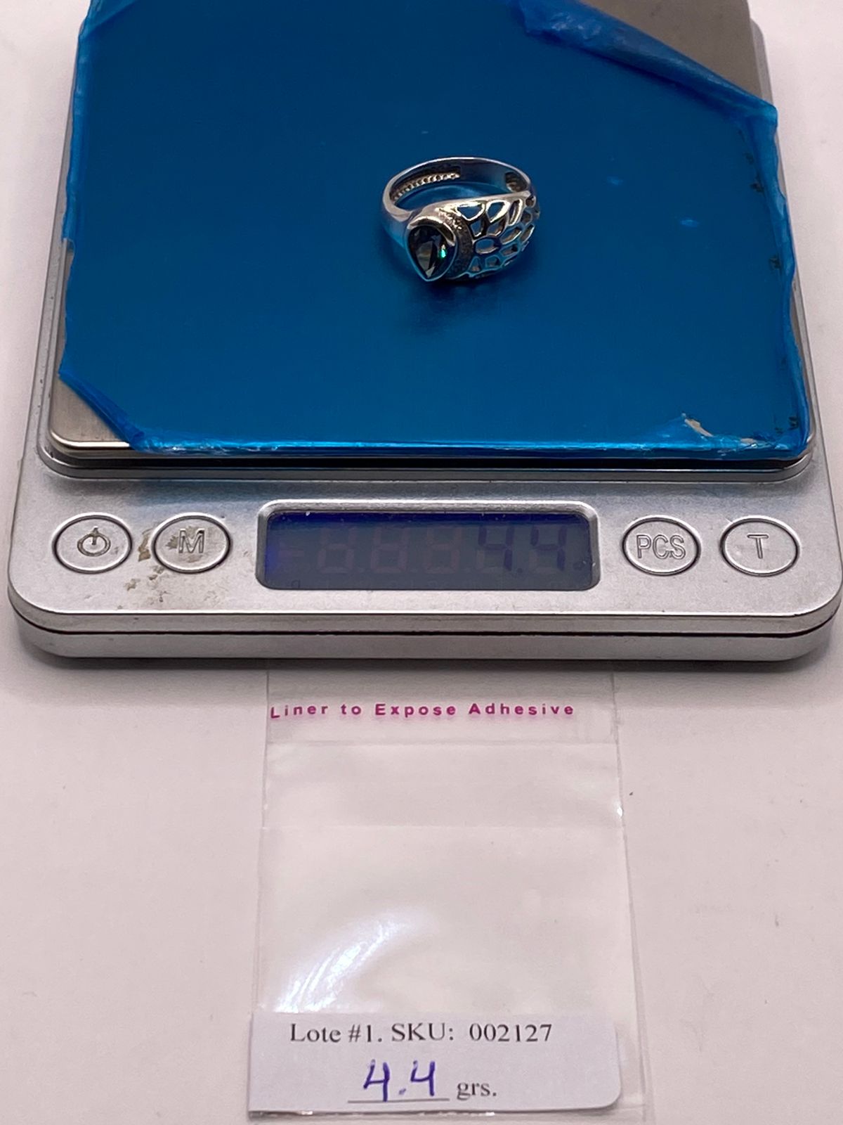 Anillo Moderno con Zirconia Iridiscente en Forma de Gota en Plata Ley 950