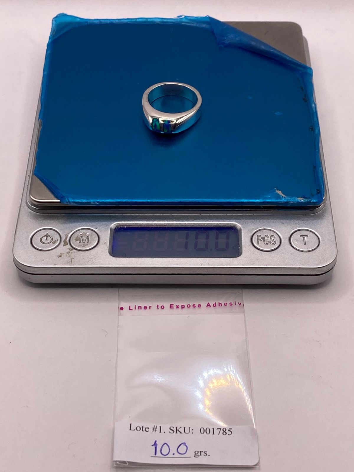 Anillo con Ópalo de Fuego Azul con Destellos Verdes Iridiscentes en Plata Ley .925