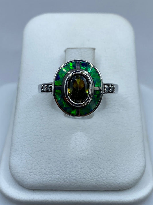 Anillo de Plata Ley 925 con Ópalo de Fuego Azul y Zirconia Verde Olivo, vista frontal