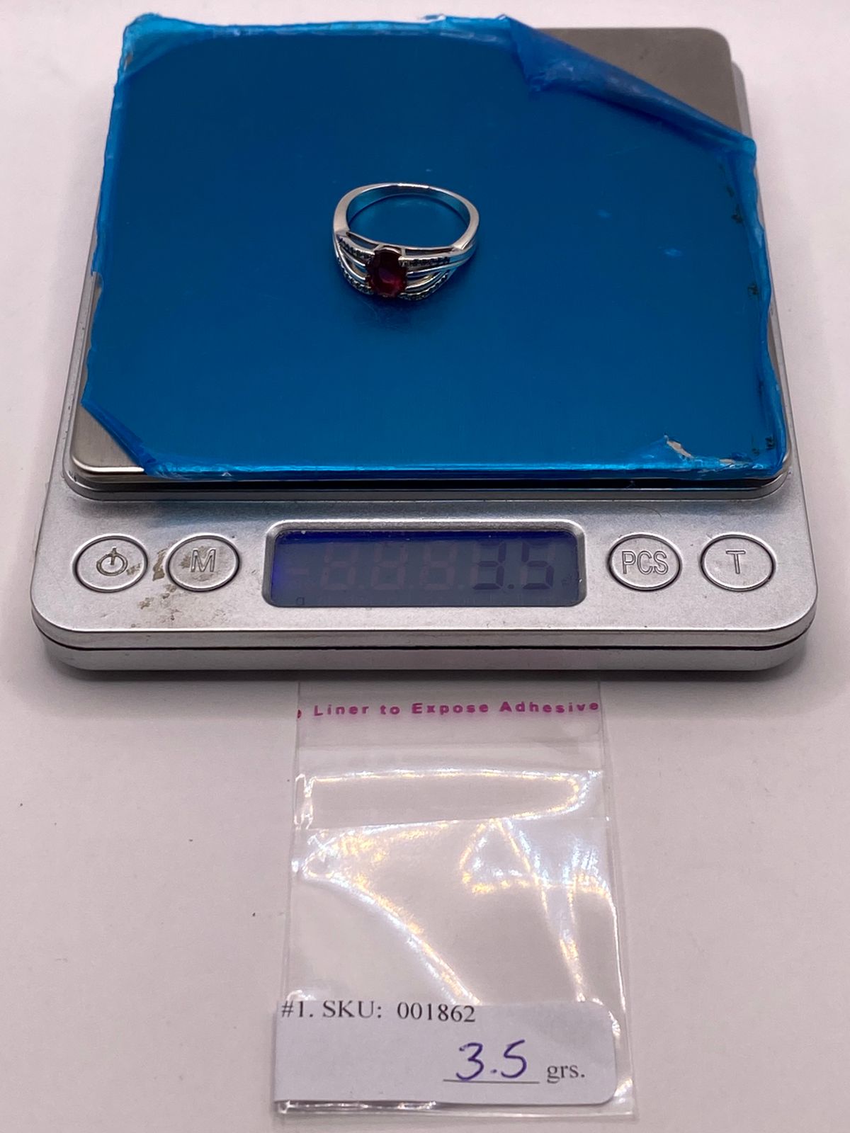 Anillo de Plata Ley 925 con Zirconia Fucsia Ovalada