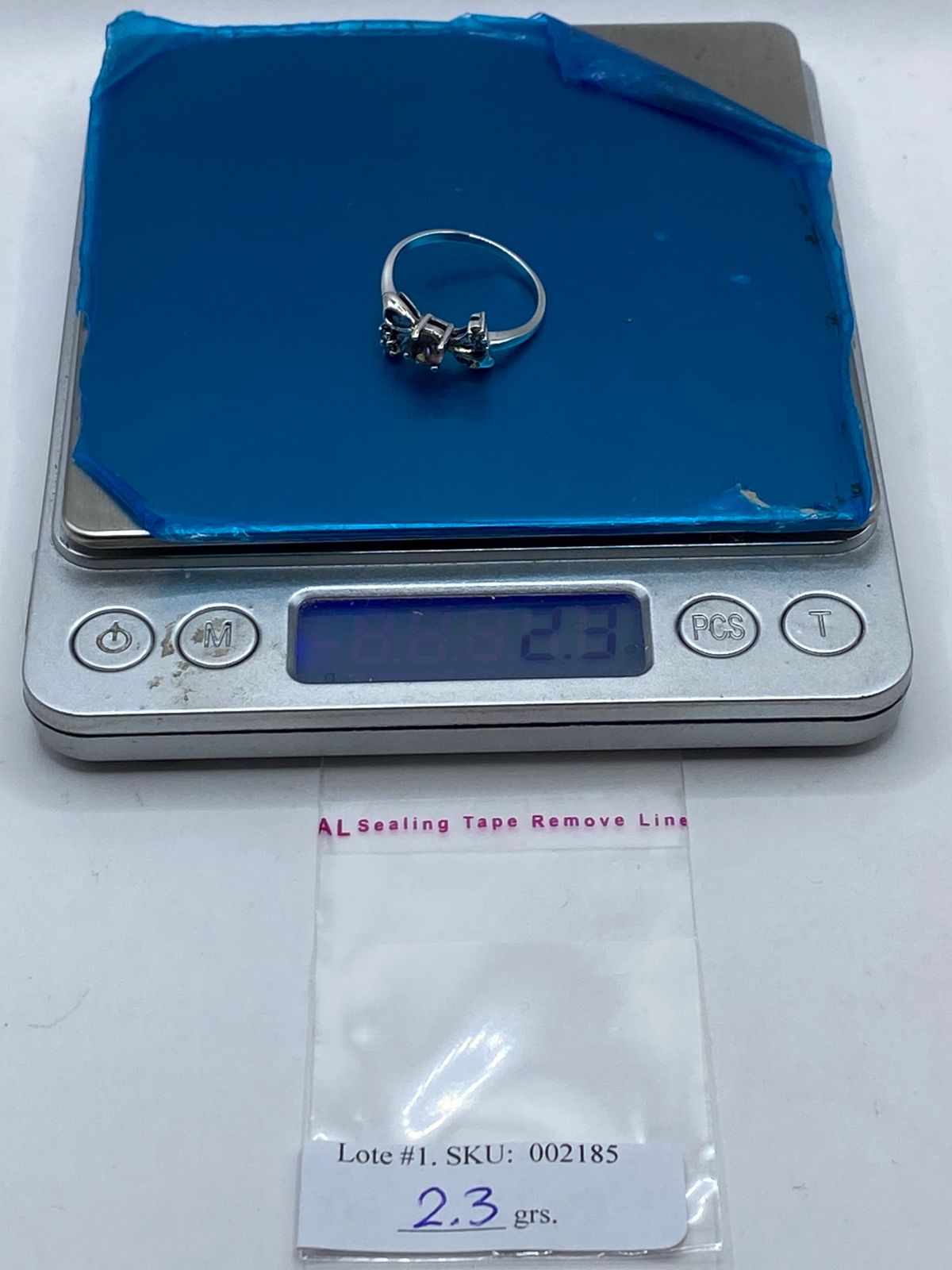 Anillo de Plata Ley 925 con Zirconia Tornasol y Detalles Laterales