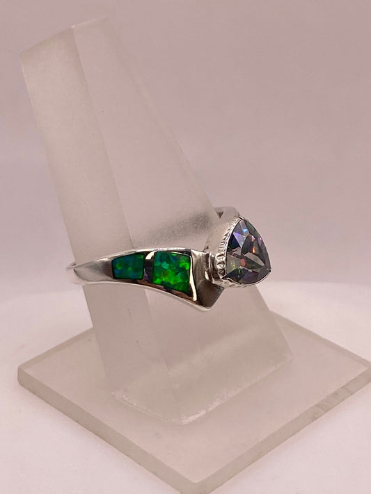 Anillo de Plata Ley 950 con Ópalo de Fuego Verde Iridiscente y Zirconia Multicolor, vista frontal