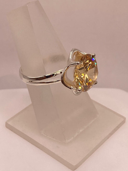 ANILLO DE PLATA CON ZIRCONIA DORADA CORTE REDONDO ESTILO ELEGANTE , vista frontal