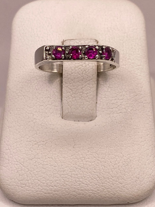 Anillo Recto con Zirconias Fucsia en Plata Ley 925, vista frontal