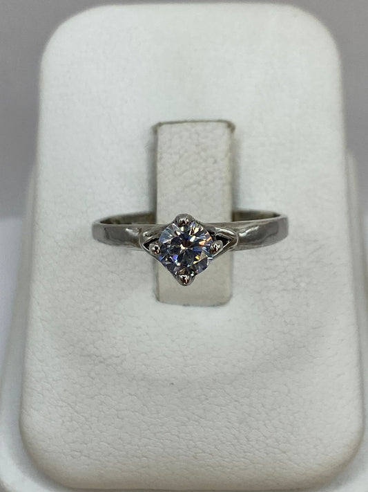 Anillo Solitario Moderno con Zirconia Blanca en Plata Ley 925, vista frontal