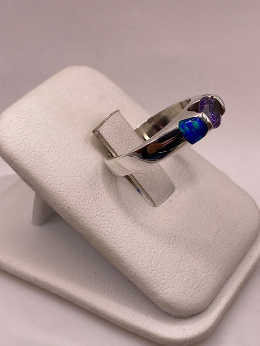 Anillo Solitario de Plata Ley 925 con Ópalo de Fuego y Zirconia Lila, vista frontal