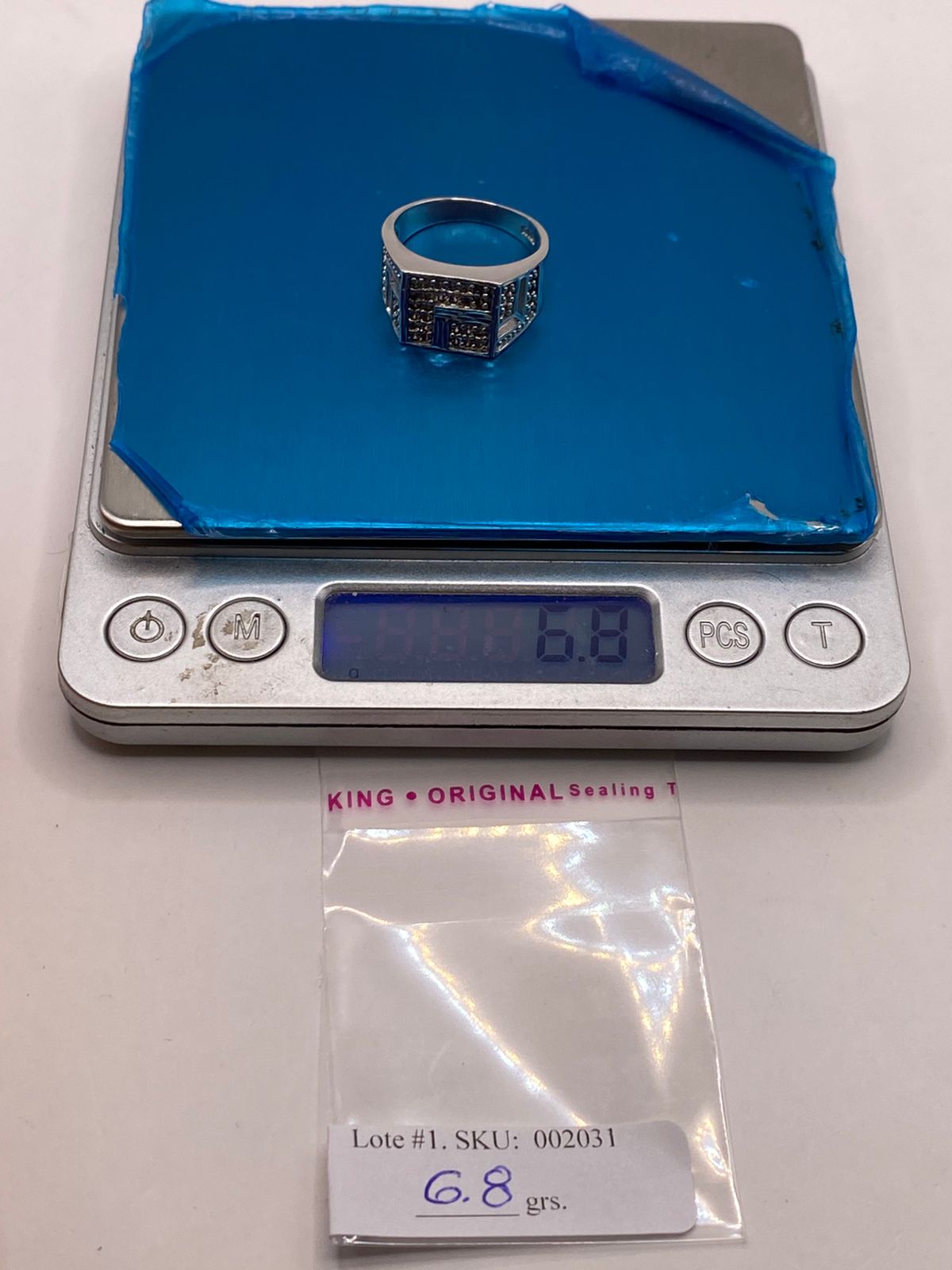 Anillo Tipo Sello con Zirconias en Plata Ley 925