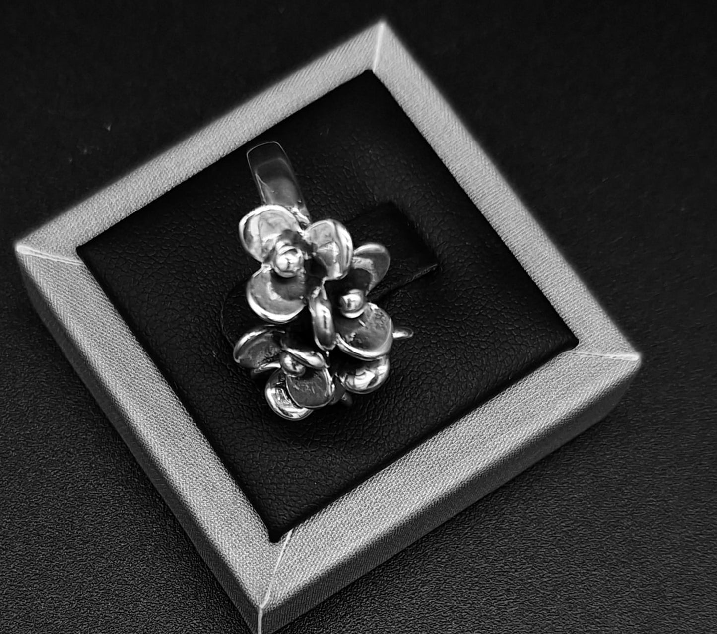 ANILLO FLORES EN PLATA LEY 925