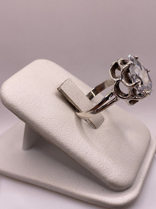 Anillo plata solitario con piedra blanca brillante, detalle lateral mostrando el engaste