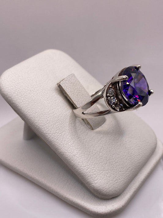 Anillo coctel plata .925 con circonia azul en la mano, mostrando brillo y fuego