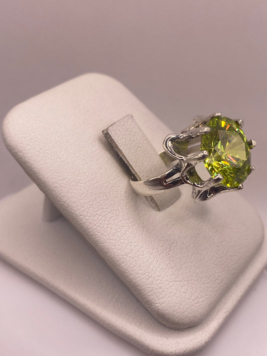Detalle del engaste a mano de la circonia verde en plata .925 en Taxco