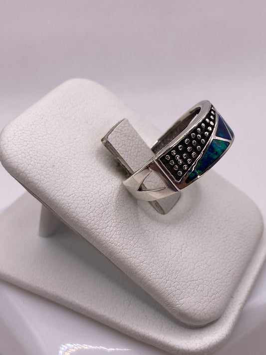 Vista lateral del anillo moderno de plata pura con ópalo de fuego azul