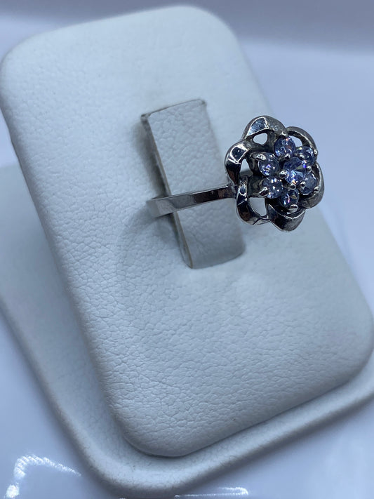 Vista lateral del anillo floral en plata .925 mostrando el arco ornamental