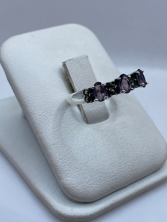 Vista frontal del anillo minimal con piedra morada brillante