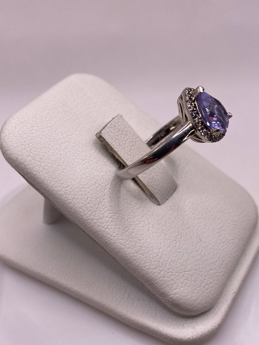 Detalle lateral del anillo solitario mostrando la talla pera y brillo de la circonia