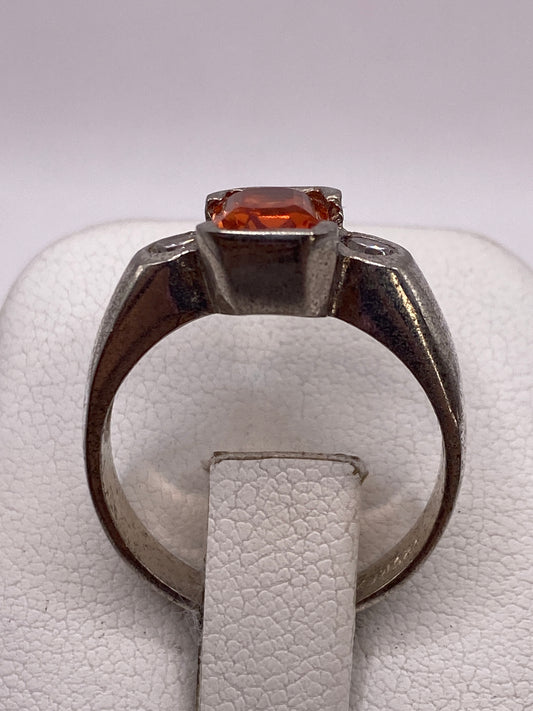 Vista frontal del anillo de plata .925 con piedra naranja facetada