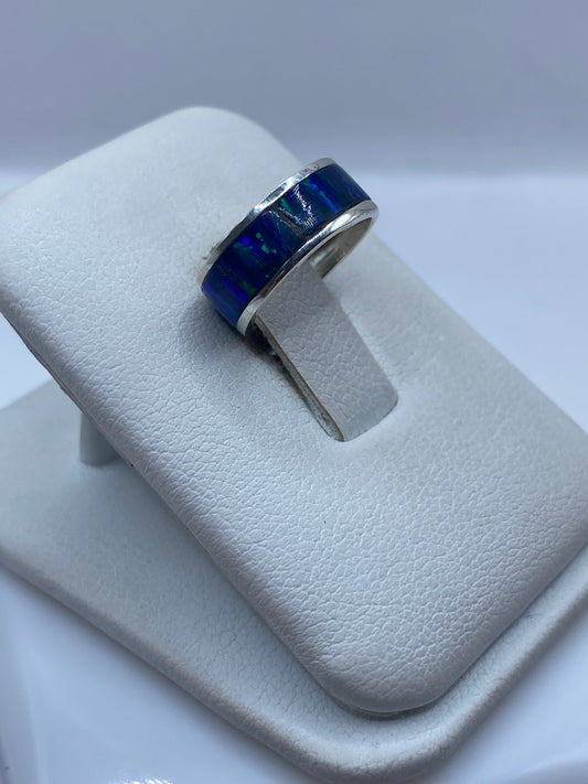 Detalle del ópalo azul engastado en plata minimalista