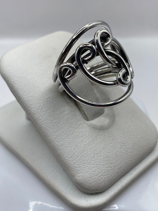 Anillo étnico de plata en la mano, mostrando la banda de 8 mm