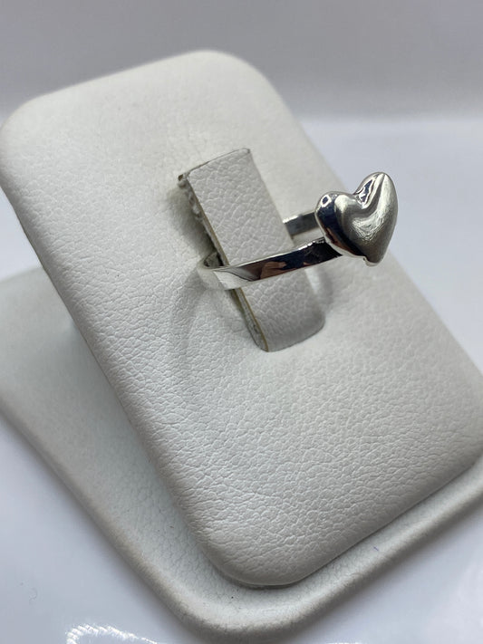 Vista frontal del anillo corazón sobre dedo, diseño elegante y sutil