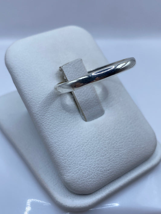 Lateral del anillo minimalista en plata .925 mostrando el perfil redondeado