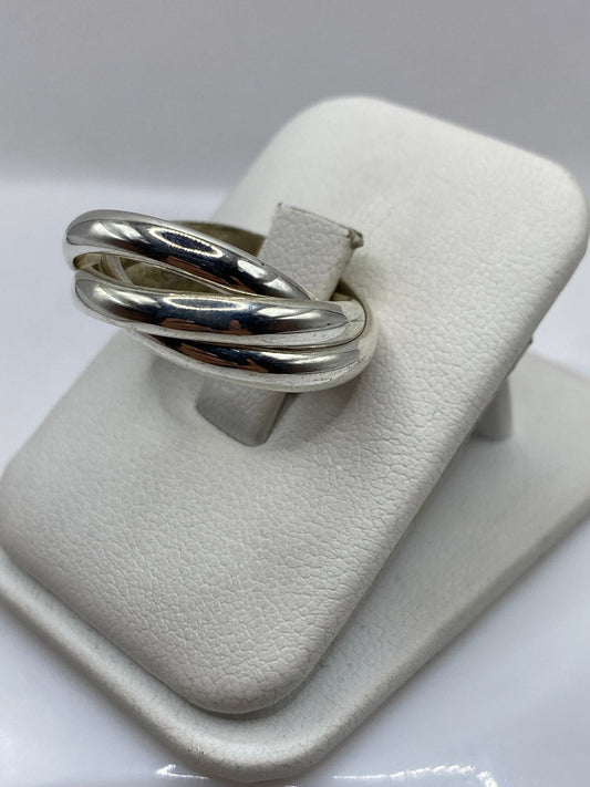 Vista frontal del anillo de plata .925 con diseño eslabón entrelazado