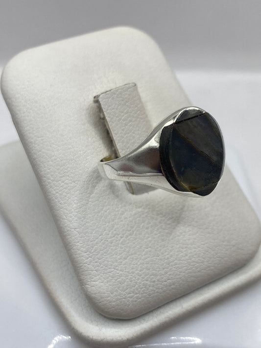 Vista lateral del anillo minimalista en plata .925 con piedra ónix ovalada