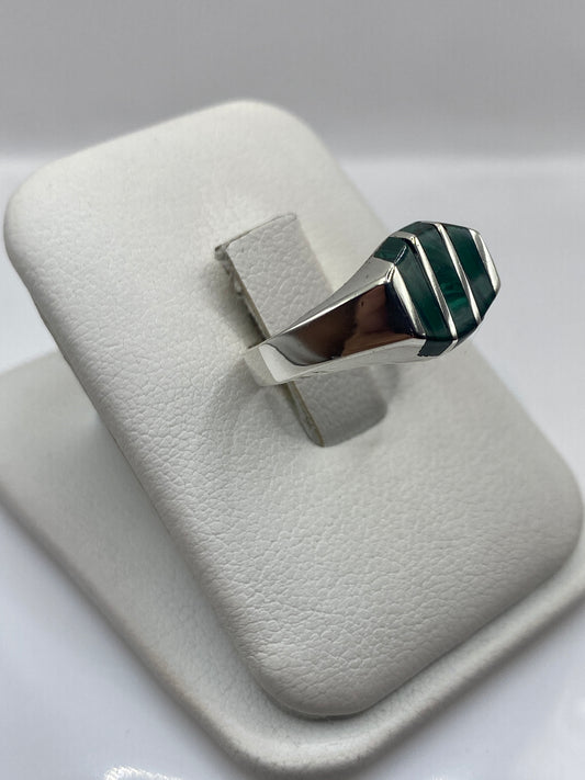 Anillo minimalista de plata .925 con piedra de malaquita natural, vista frontal