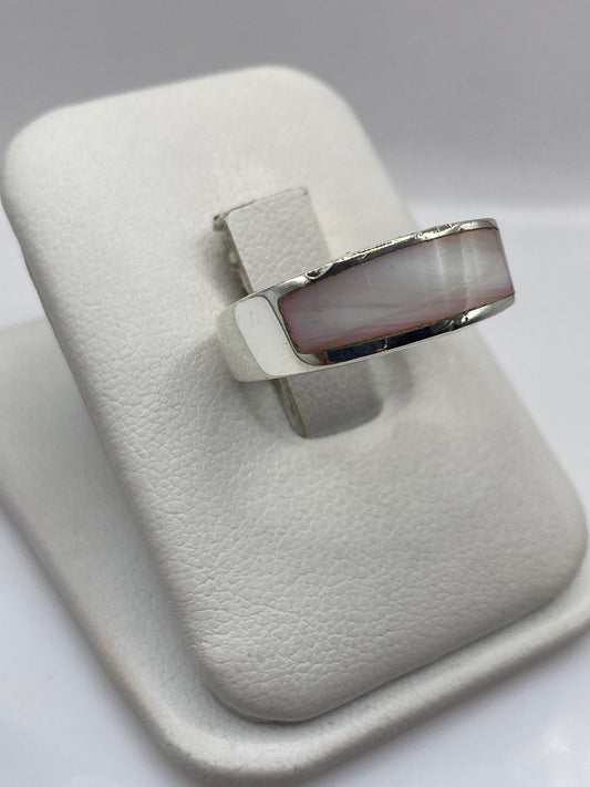 Detalle lateral del anillo solitario mostrando el engaste de la piedra en plata .925