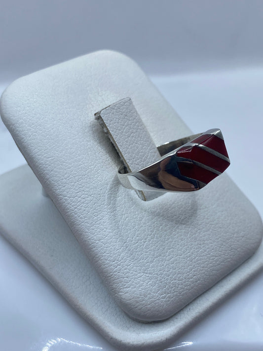 Anillo de coral rojo en plata .925 visto desde un ángulo lateral mostrando el engaste