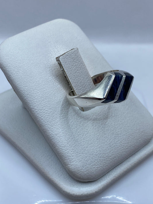 Detalle lateral del anillo solitario mostrando la banda de plata y el engaste de lapislázuli
