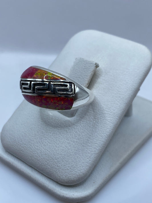 Vista lateral del anillo con grabado étnico y piedra de fuego en ópalo natural