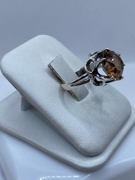 Vista lateral del anillo de plata con engaste artesanal de circonia café