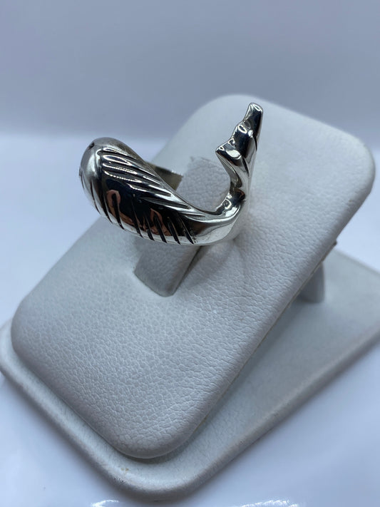 Vista lateral del anillo unisex mostrando el tallado artesanal profundo