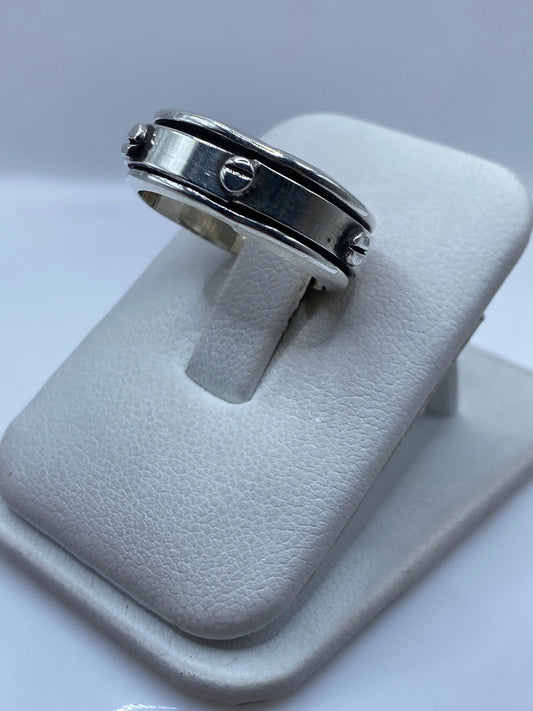 Vista frontal del anillo minimalista con acabado brillante