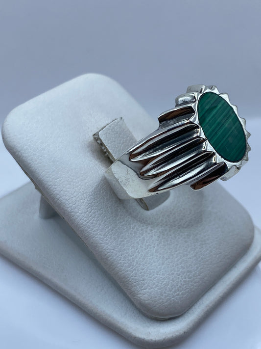Detalle de la malaquita verde con vetas naturales engastada en plata .925
