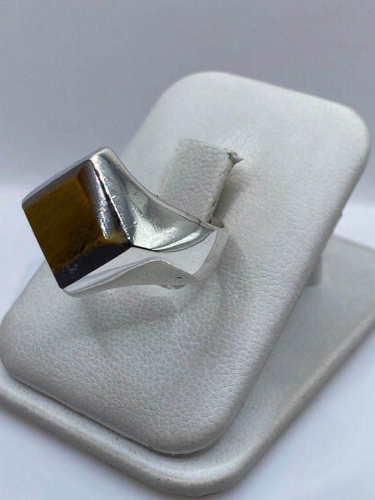 Anillo en talla 9, llevado en dedo, mostrando proporciones y acabado pulido