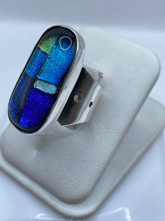 Vista frontal del anillo de plata .925 con diseño de bloques de color engastados