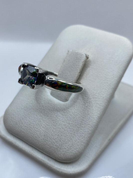 Detalle lateral del anillo de ópalo de fuego con engaste de plata pulida