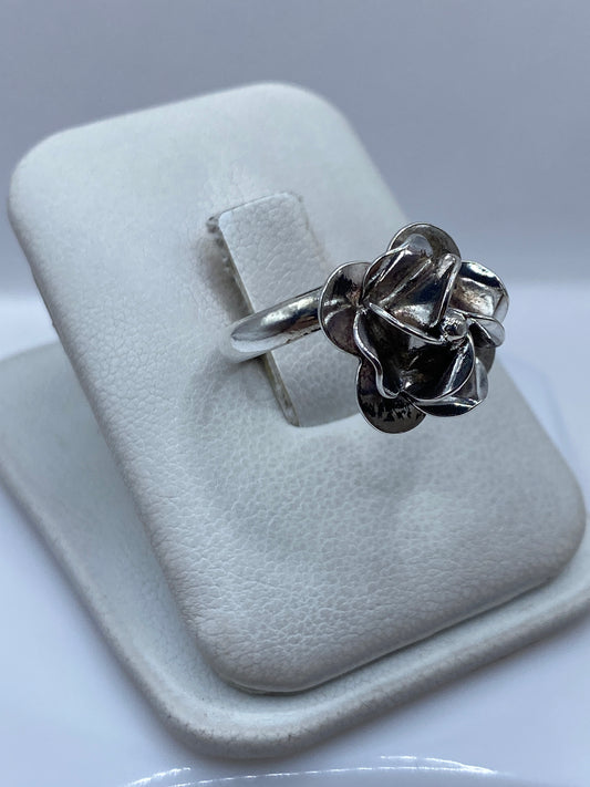 Vista lateral del anillo floral de plata .925 mostrando la forma tridimensional de los pétalos