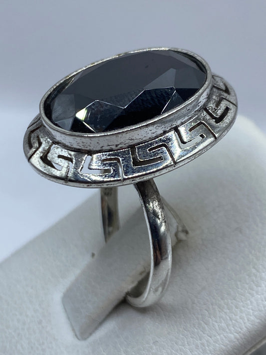 Detalle lateral del anillo mostrando el engaste a mano de la circonia negra facetada