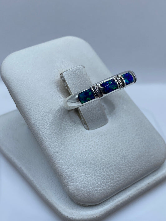 Detalle del engaste del Ópalo de Fuego con destellos verdes y azules en plata .950