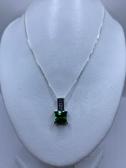 Detalle del engaste de circonia verde en el dije de 2.5 cm de Taxco